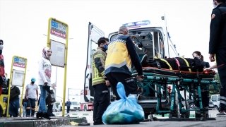 Bursa’da otomobil, otobüs durağındaki yayalara çarptı: 5 yaralı