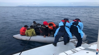 İzmir açıklarında Türk kara sularına itilen 70 sığınmacı kurtarıldı