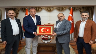 Trabzonspor Teknik Direktörü Avcı, Vali Ustaoğlu’nu ziyaret etti