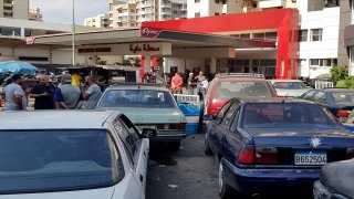 Ekonomik krizdeki Lübnan’da elektrik kesintileri ve yakıt kuyrukları hayatı çekilmez hale getiriyor