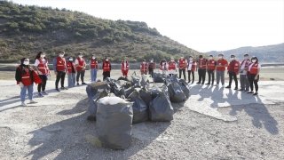 Bursa’da Genç Kızılay üyeleri baraj çevresine atılan çöpleri topladı