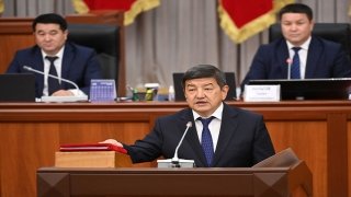 Kırgızistan Cumhurbaşkanı Caparov’un önerdiği yeni kabine mecliste güvenoyu aldı