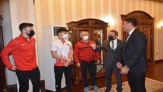 Şampiyon halterci kardeşlerden Kırıkkale Valisi Tekbıyıkoğlu’na ziyaret