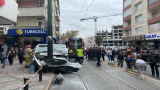 Zeytinburnu’nda panelvan ile tramvay çarpıştı