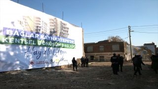 Diyarbakır’da ”Kentsel Dönüşüm Projesi” kapsamında ilk binanın yıkımı yapıldı