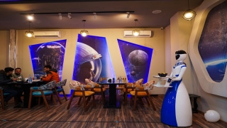 Irak’ın Musul kentindeki bir restoranda ”robot garsonlar” işe başladı