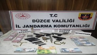 Düzce’de kaçak silah ve uyuşturucuyla yakalanan 2 şüpheli gözaltına alındı