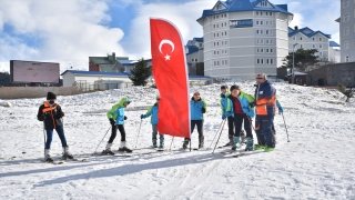 Bursa’da ilk defa Uludağ’a çıkan öğrenciler kayak yapmanın mutluluğunu yaşadı