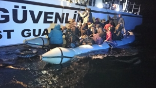 Muğla’da lastik bottaki 25 düzensiz göçmen kurtarıldı