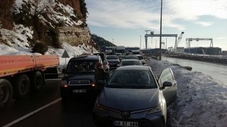 Zonguldakİstanbul kara yolunda heyelan ulaşımı aksattı
