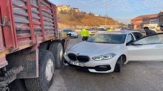 Tokat’ta park halindeki kamyona çarpan otomobilin sürücüsü yaralandı