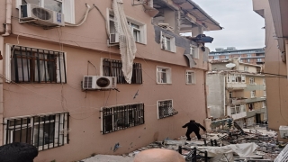 Üsküdar’da 3 katlı binanın üst katında patlama