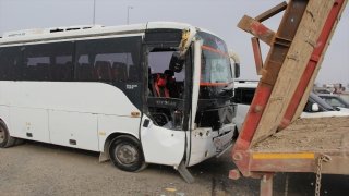 Afyonkarahisar’da servis otobüsü ile tırın çarpıştığı kazada 7 öğrenci yaralandı 