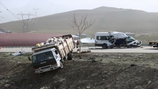 Van’da yolcu minibüsünün kamyona çarpması sonucu 13 kişi yaralandı