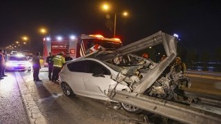 İstanbul’da TEM Otoyolu’nda bariyerlere çarpan otomobilin sürücüsü öldü 