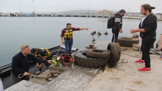 Sinop’ta deniz dibinden bir kamyon çöp çıkarıldı 