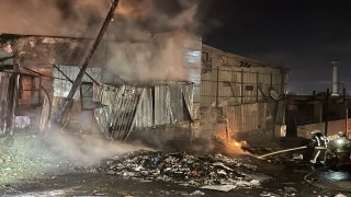 Sultangazi’de plastik geri dönüşüm atölyesinde çıkan yangın