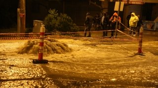 Sivas’ta sağanak nedeniyle yol çöktü, bazı evleri su bastı