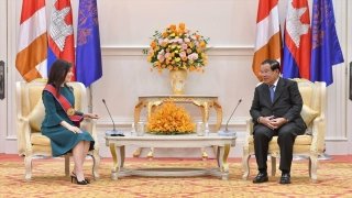 Kamboçya Başbakanı Hun Sen, Büyükelçi Ünlü’ye Kraliyet nişanı tevcih etti 