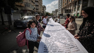 Gazze’de Filistinliler, Kızılhaç Komitesi’ne İsrail’in ihlallerini içeren 100 metrelik mektup sundu