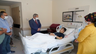 Ankara Üniversitesi Rektörü Ünüvar, içme suyundan etkilenen hastaları ziyaret etti