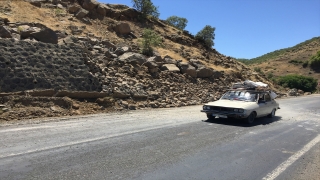 Şanlıurfa’da toprak kayması sonucu kapanan kara yolu açıldı