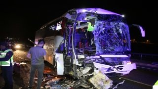 Uşak’ta yolcu otobüsü tıra arkadan çarptı, 1 kişi öldü, 43 kişi yaralandı