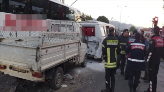 Aydın’da minibüs ve kamyonetin çarpıştığı kazada 1 kişi öldü, 6 kişi yaralandı