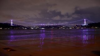 Fatih Sultan Mehmet Köprüsü Dünya Alzaymır Günü için mor renge büründü