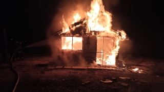 Sivas’ta çıkan yangında ahşap bir baraka tamamen yandı