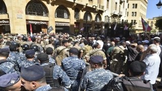 Lübnan’da banka hesapları dondurulan mudiler Meclis önünde gösteri yaptı