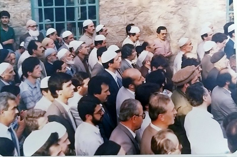 Cahit Zarifoğlu'nun cenaze namazında orta sıranın önündeki sakallı benim, yanımdaki Edip Gönenç, onun da yanındaki beyaz takkeli Cumhurbaşkanımız Recep Tayyip Erdoğan.